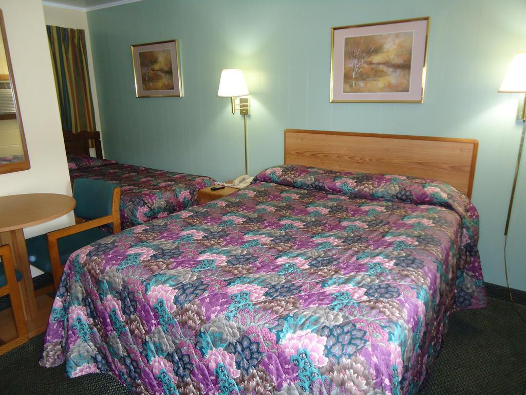 Tower Motel Green Bay Room photo